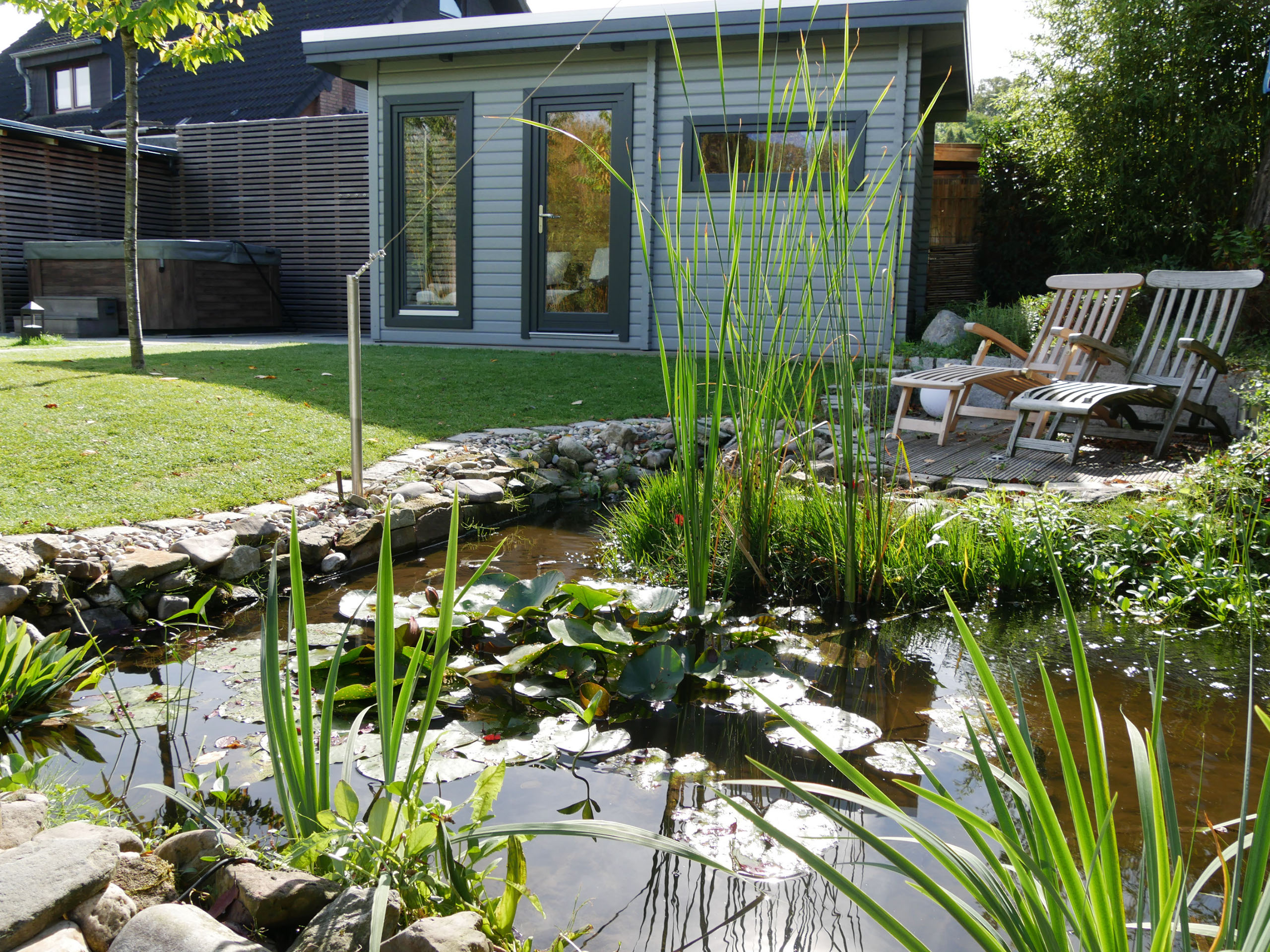 Gartensauna Whirlpool und Teich