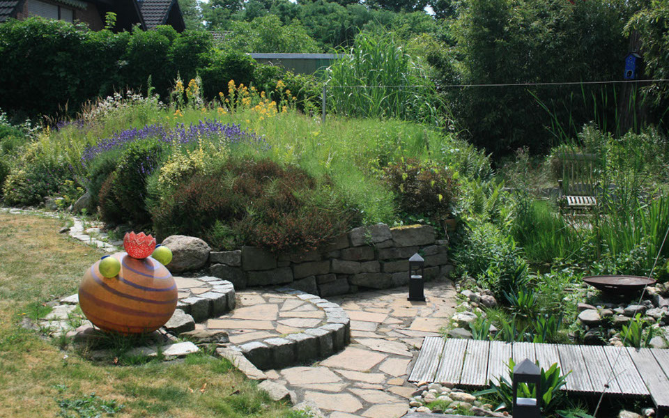 vorher: der Teich versteckt sich hinter dem Staudenhuegel, Gartenbau, Gartenplanung, Wesel, Gilhaus