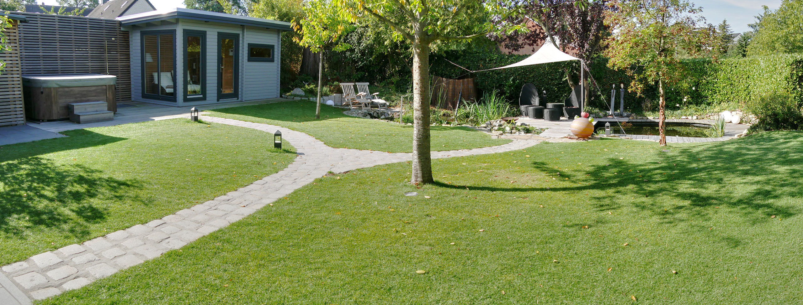 Gartensauna Whirlpool und Teich