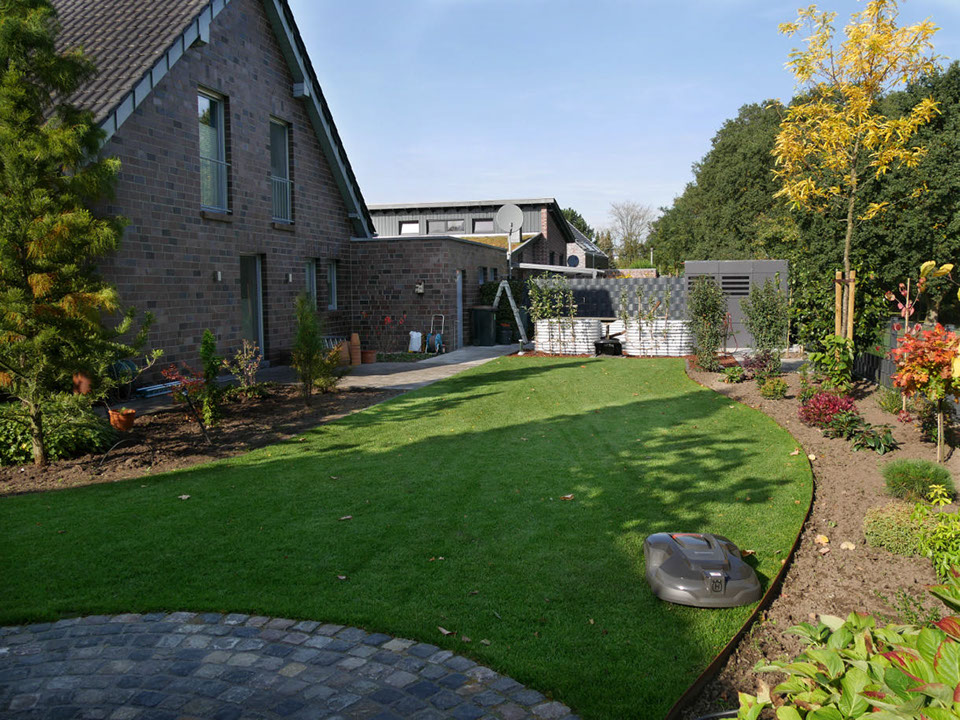 organische Beetform, Naschgarten, Maehroboter, Gartenbau, Gartendesign, Wesel, Gilhaus