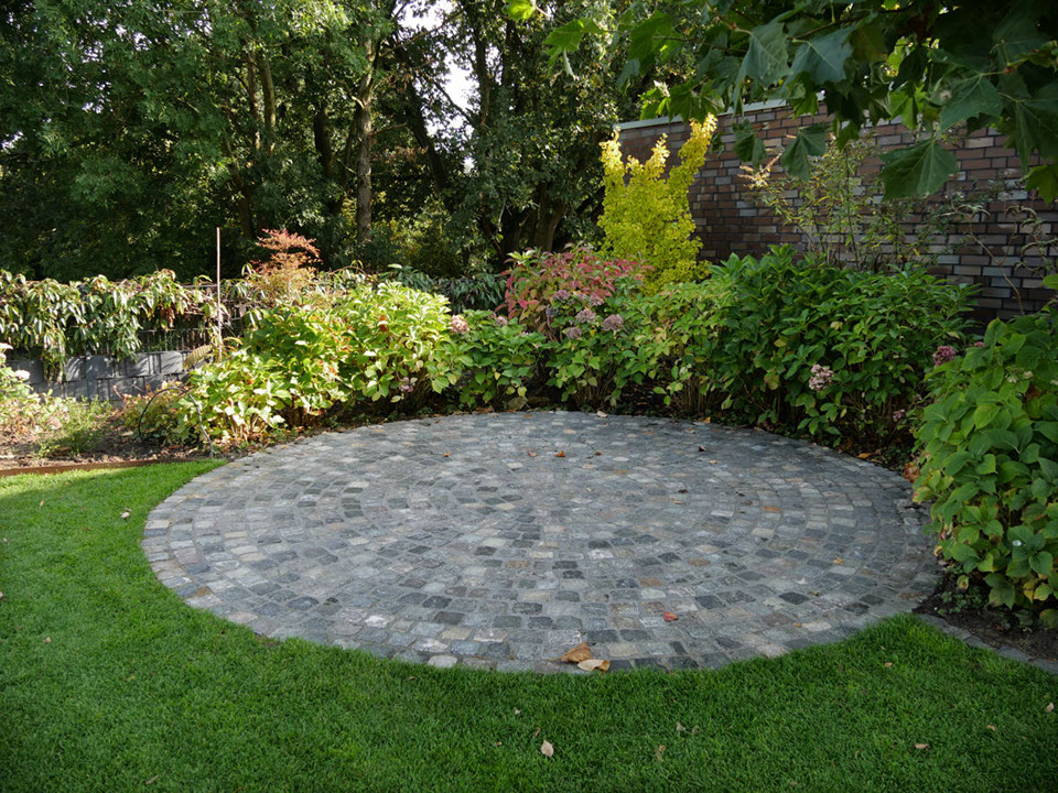 runde Pflasterflaeche, Sitzplatz, Sitzbereich, Terrasse, Gartenbau, Gartengestaltung, Wesel, Gilhaus